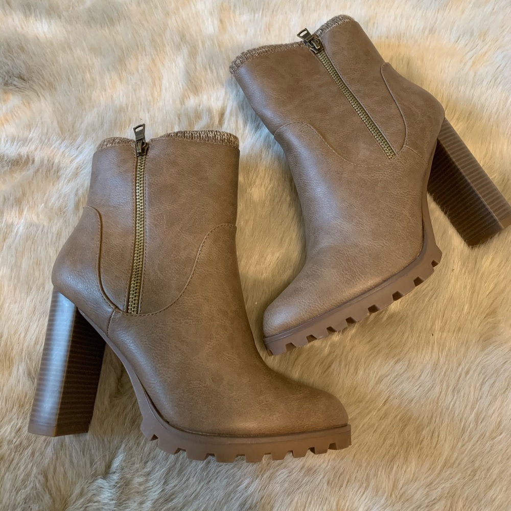 NWOT sweater cuff heeled booties (mushroom)